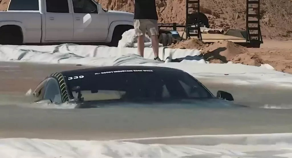 Mang ô tô điện Tesla Model S thử làm tàu ngầm, chủ xe nhận kết đắng