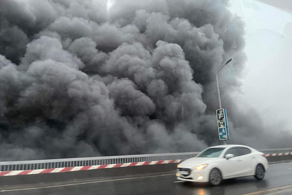 Cháy bãi phế liệu dưới gầm cầu Thăng Long, khói đen bốc ngùn ngụt