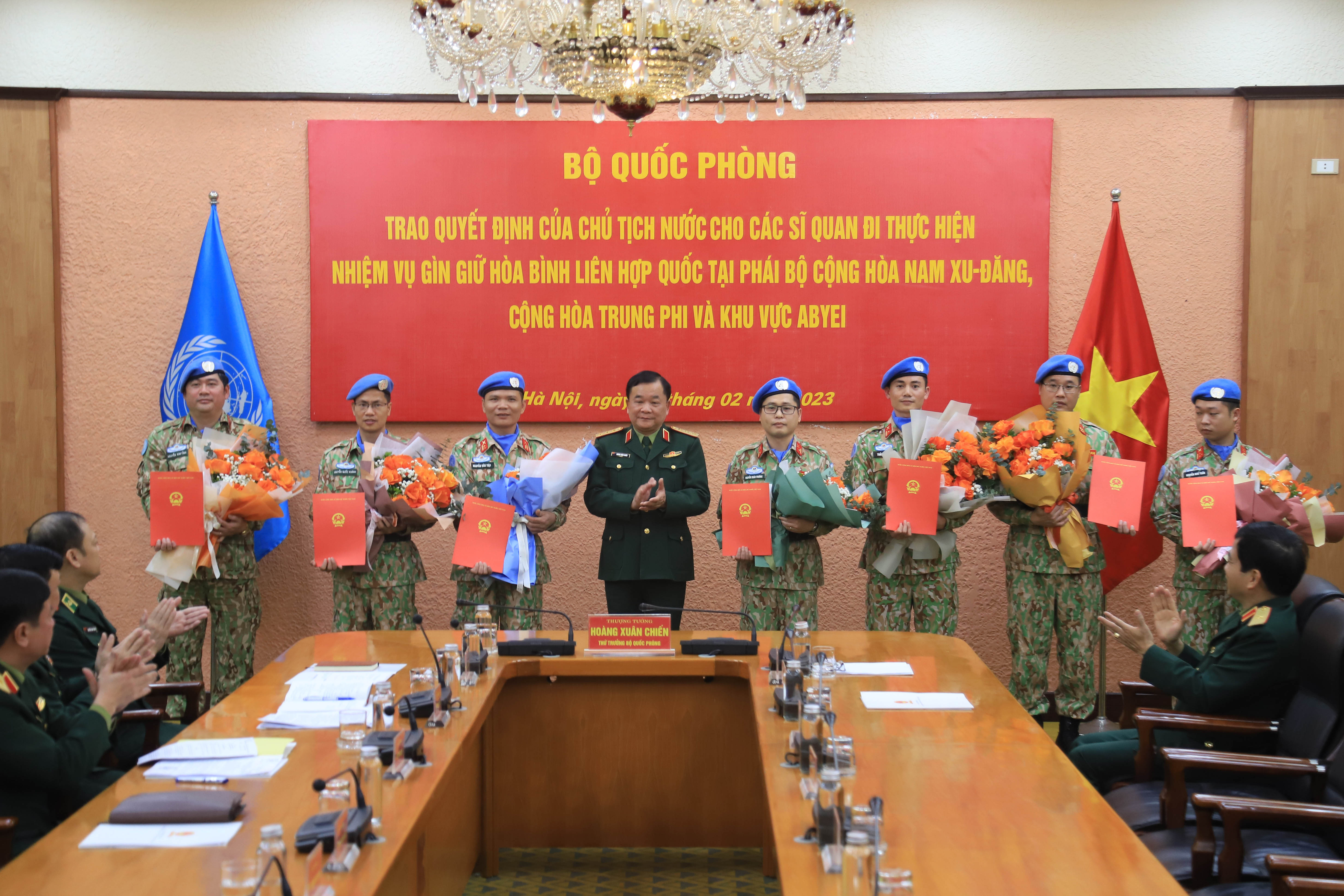 Trao quyết định của Chủ tịch nước cho 7 sĩ quan quân đội gìn giữ hòa bình