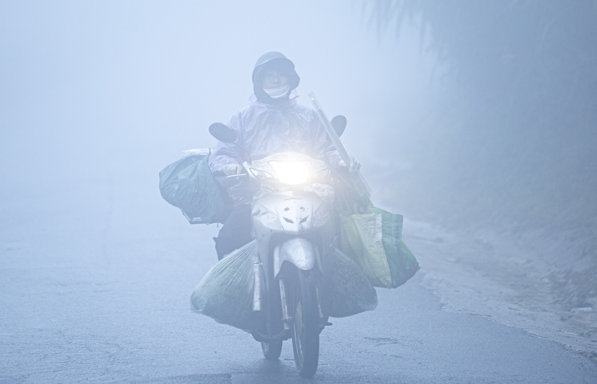 Thị trấn Tam Đảo mờ ảo trong màn sương mù dày đặc giữa trưa