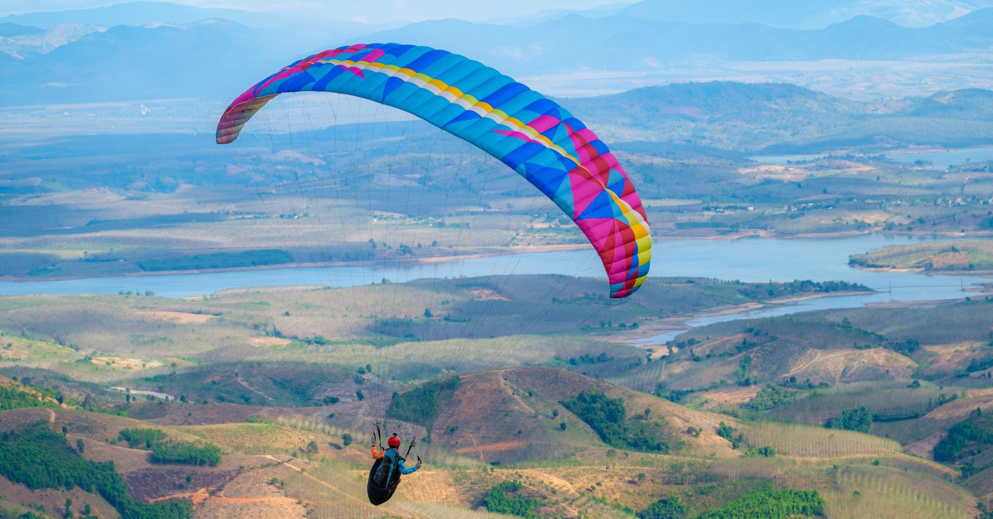 Pilots from 10 countries compete at Kon Tum paragliding tournament