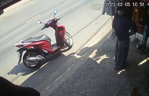 Người phụ nữ đi xe trăm triệu lấy trộm áo ở cửa hàng thời trang