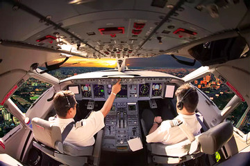 Phi công thực chất làm gì trong buồng lái khi máy bay ở trên trời?