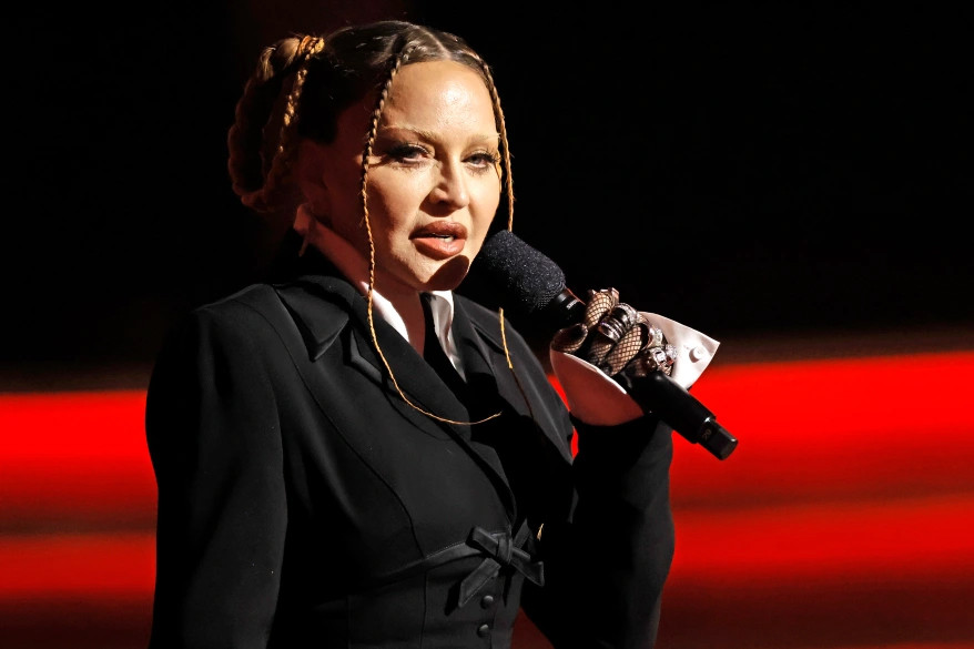 Fan sốc nặng khi thấy gương mặt biến dạng của Madonna ở Grammy 2023