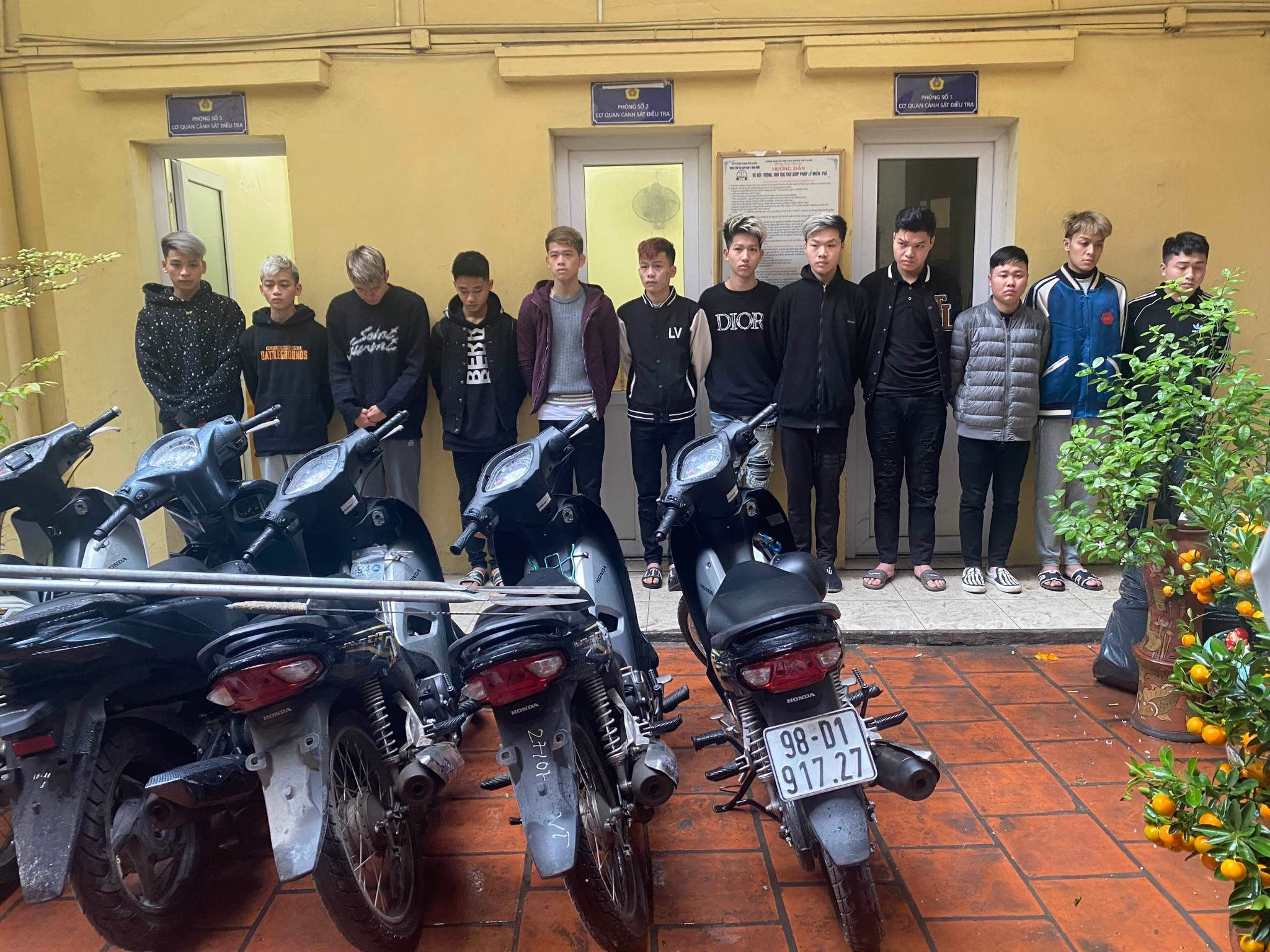 Lập nhóm 'những chú báo nhỏ' rồi diễu phố chém người vô cớ