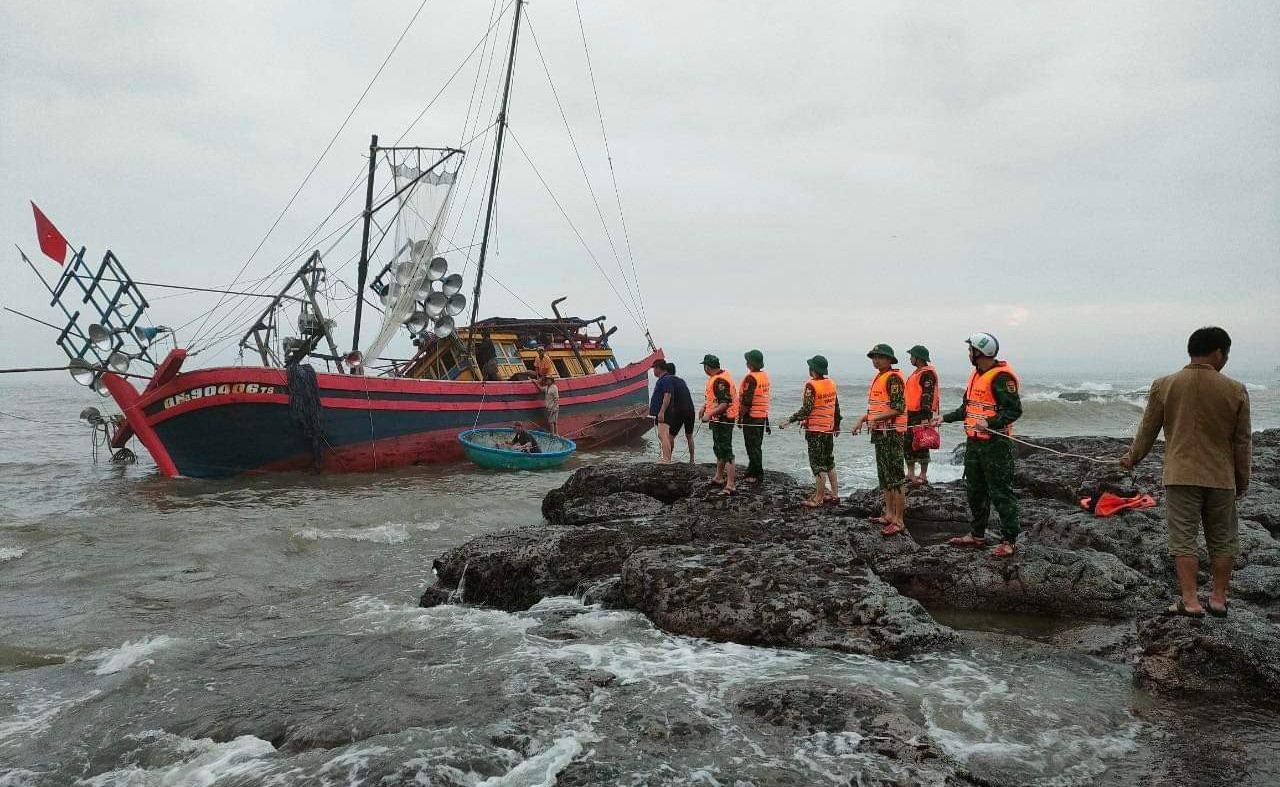 Kịp thời cứu hộ tàu cá Quảng Nam mắc kẹt bãi đá