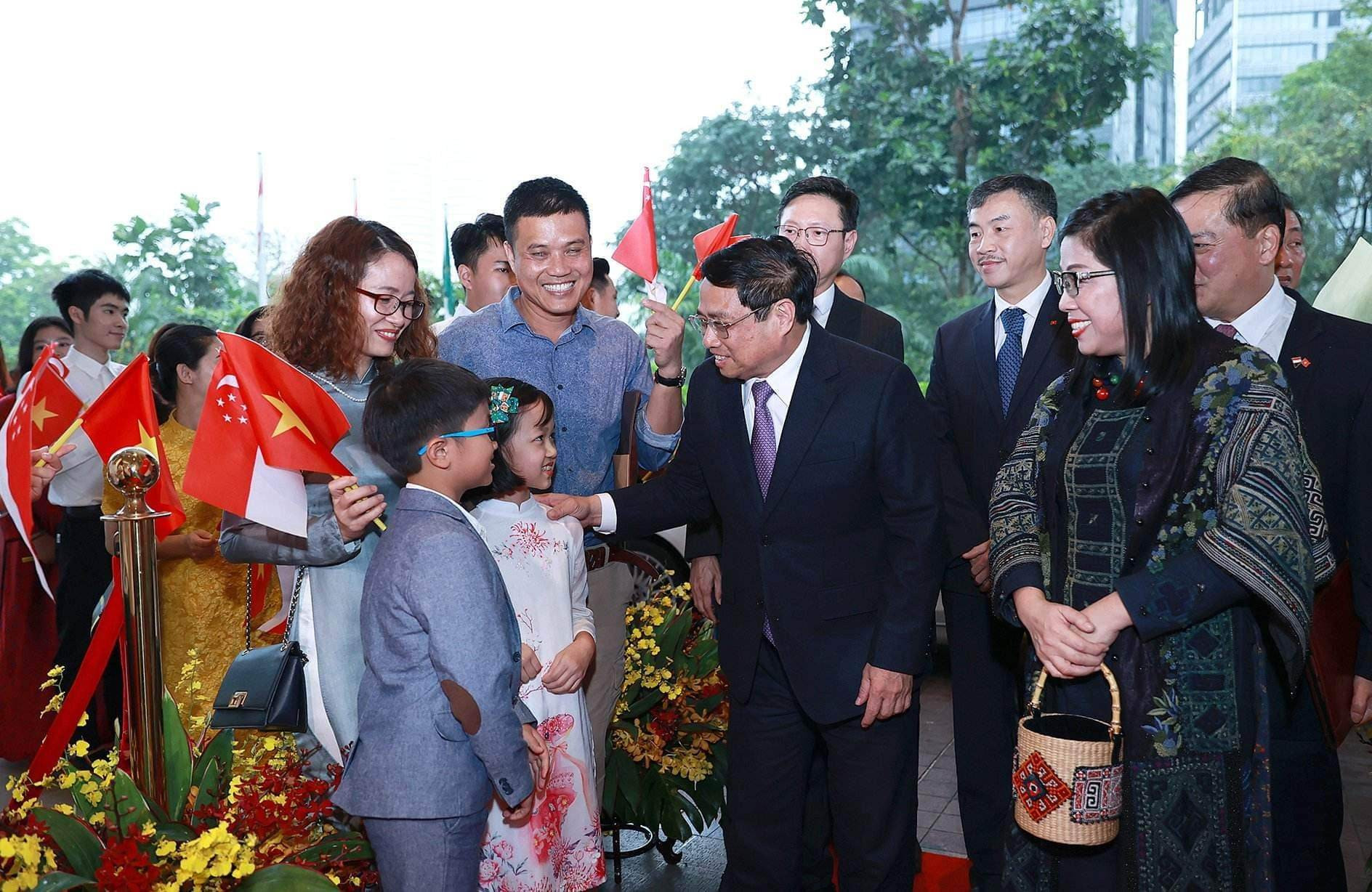 Thủ tướng đến Singapore, bắt đầu thăm chính thức Đảo quốc Sư tử