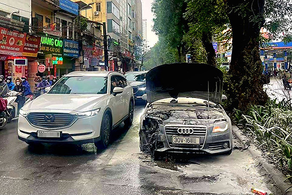 Xe Audi bất ngờ bốc cháy giữa phố ở Hà Nội
