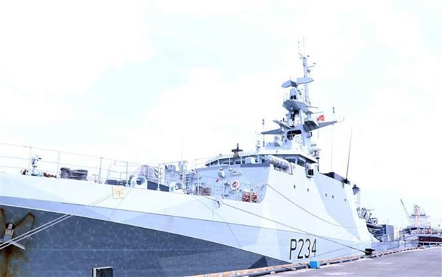 British naval patrol vessel pays friendly visit to HCM City hinh anh 1