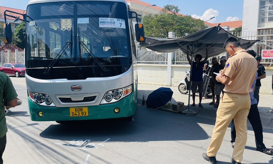 Mẹ khóc ngất bên thi thể con gái tử vong dưới gầm xe đưa đón