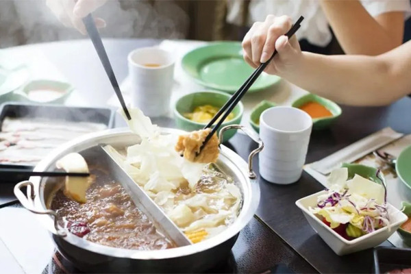 Vì sao uống nước đá khi ăn lẩu là điều tối kỵ?