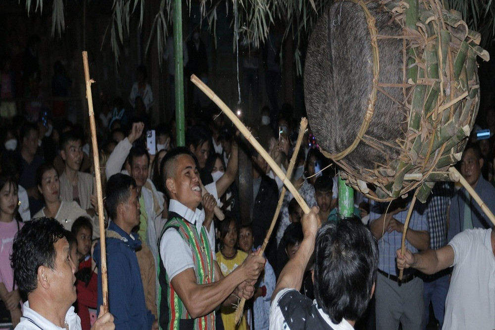 Đêm 'ngoài vợ ngoài chồng' duy nhất trong năm giữa đại ngàn