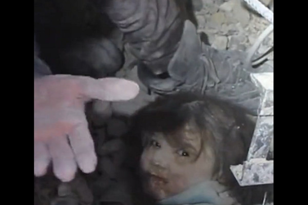 Video bé gái đoàn tụ với cha sau khi được kéo khỏi đống đổ nát ở Syria