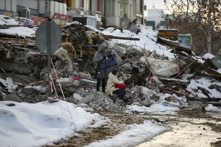 Số người chết vì động đất vượt 7.700, Thổ Nhĩ Kỳ tuyên bố tình trạng khẩn cấp