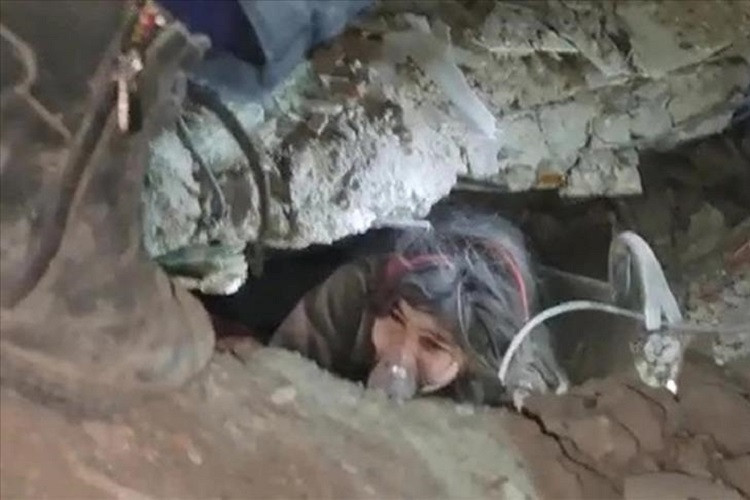 Video giải cứu bé gái 12 tuổi mắc kẹt hơn 40 tiếng dưới đống đổ nát ở Thổ Nhĩ Kỳ