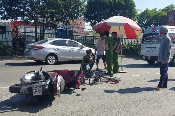 Xe máy tông ngã ra đường, nam sinh bị ô tô tải cán tử vong