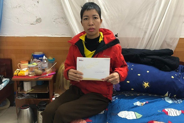 Trao hơn 20 triệu đồng đến chị Trần Thị Thùy bị ung thư vòm họng