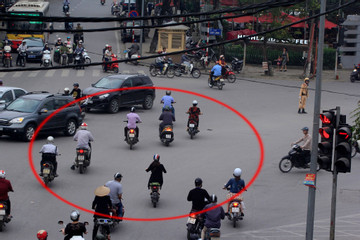 Bộ trưởng GTVT Nguyễn Văn Thắng đề nghị Hà Nội chặn nạn xe máy vượt đèn đỏ