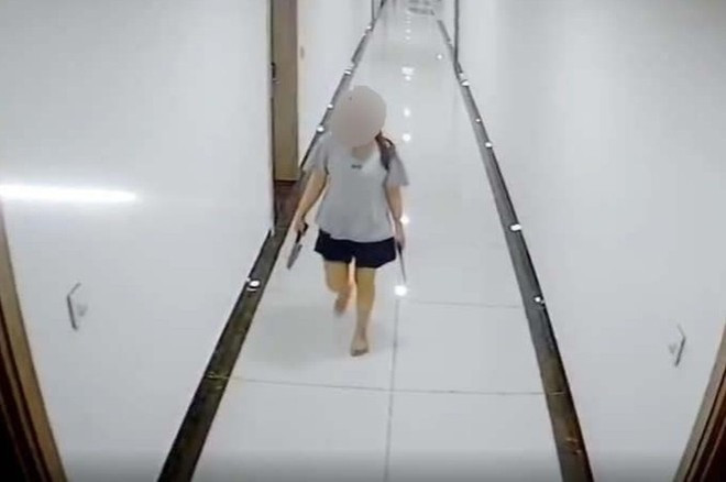 Diễn biến mới vụ người phụ nữ cầm dao đe dọa hàng xóm ở chung cư Hà Nội