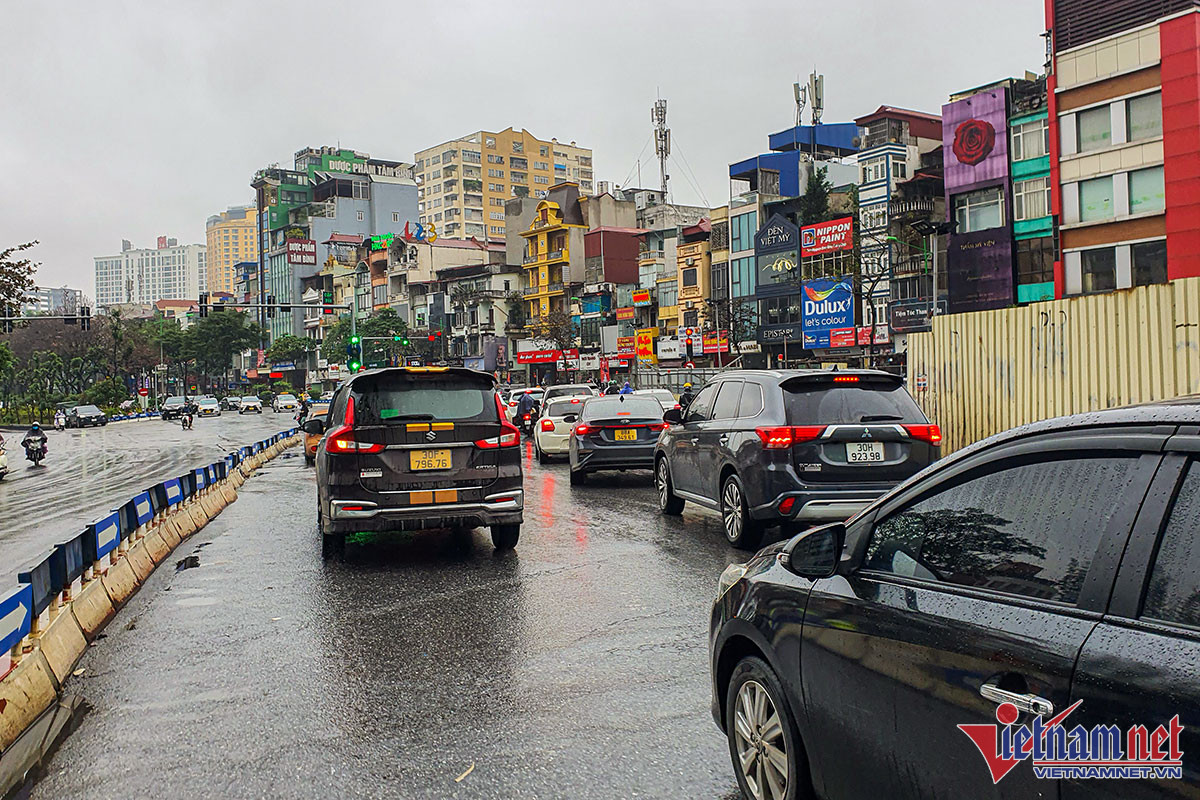 Trời mưa phùn, cần lái xe ô tô thế nào để hạn chế va quệt trong phố?