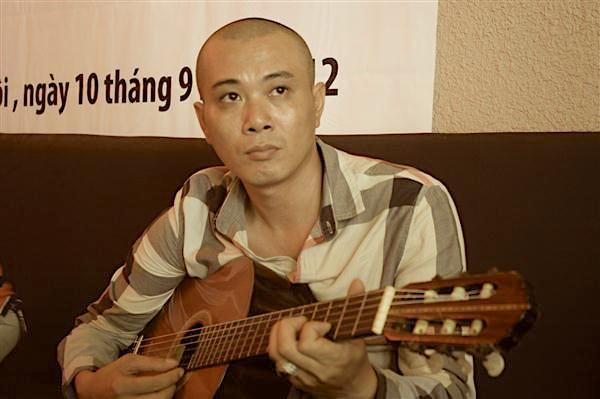 'Tạm biệt Tuấn Gà - nghệ sĩ dị nhất nhì làng nhạc Việt'