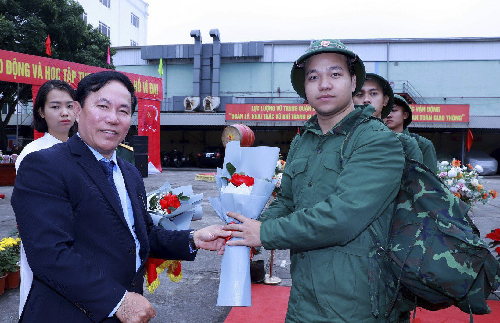 Hoãn làm nghiên cứu sinh ở nước ngoài, tổng giám đốc lên đường nhập ngũ