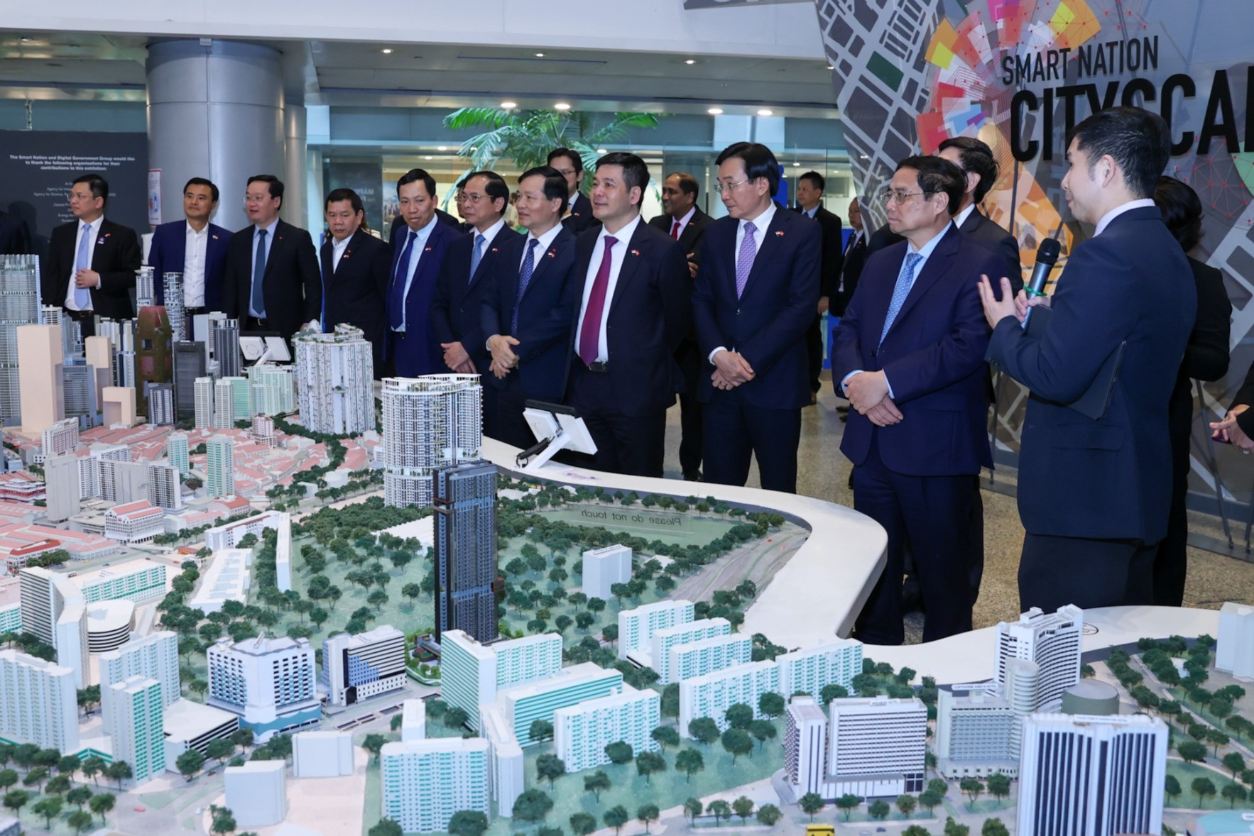 Thủ tướng tìm hiểu bí quyết xây dựng TP thông minh của Singapore