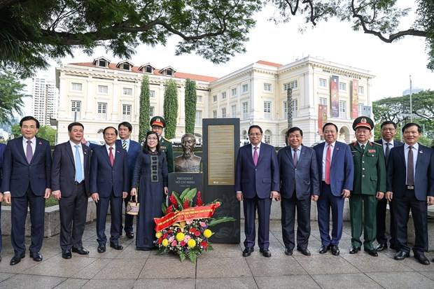 PM offers flowers at Ho Chi Minh Statue in Singapore hinh anh 1