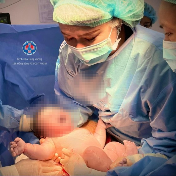 5.8kg baby boy born by cesarean delivery in HCMC ảnh 1