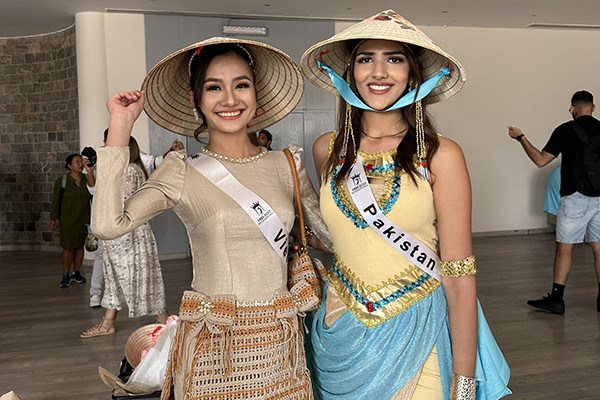 Nguyễn Thanh Hà tặng 80 chiếc nón lá cho thí sinh Hoa hậu Môi trường Thế giới