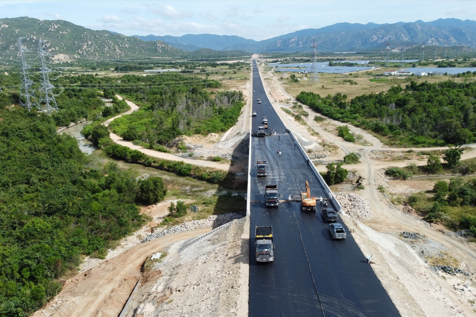 Thiếu đất đắp cao tốc Vĩnh Hảo - Phan Thiết, Bộ GTVT kiến nghị Chính phủ gỡ vướng