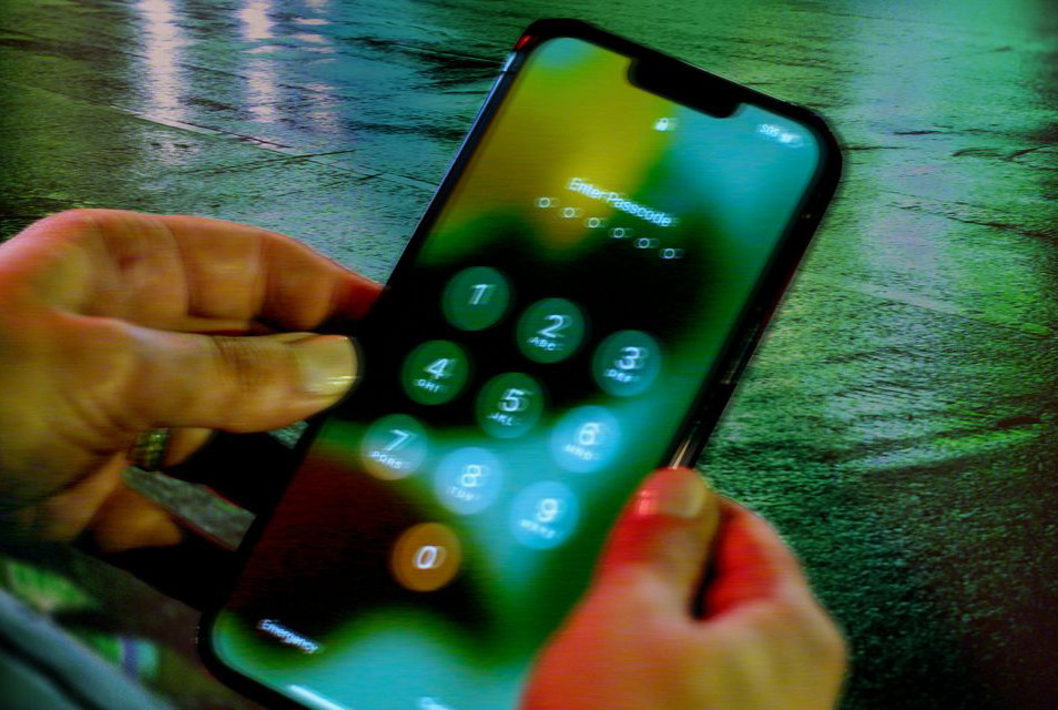 Để lộ mật khẩu iPhone, bạn có thể mất sạch tiền