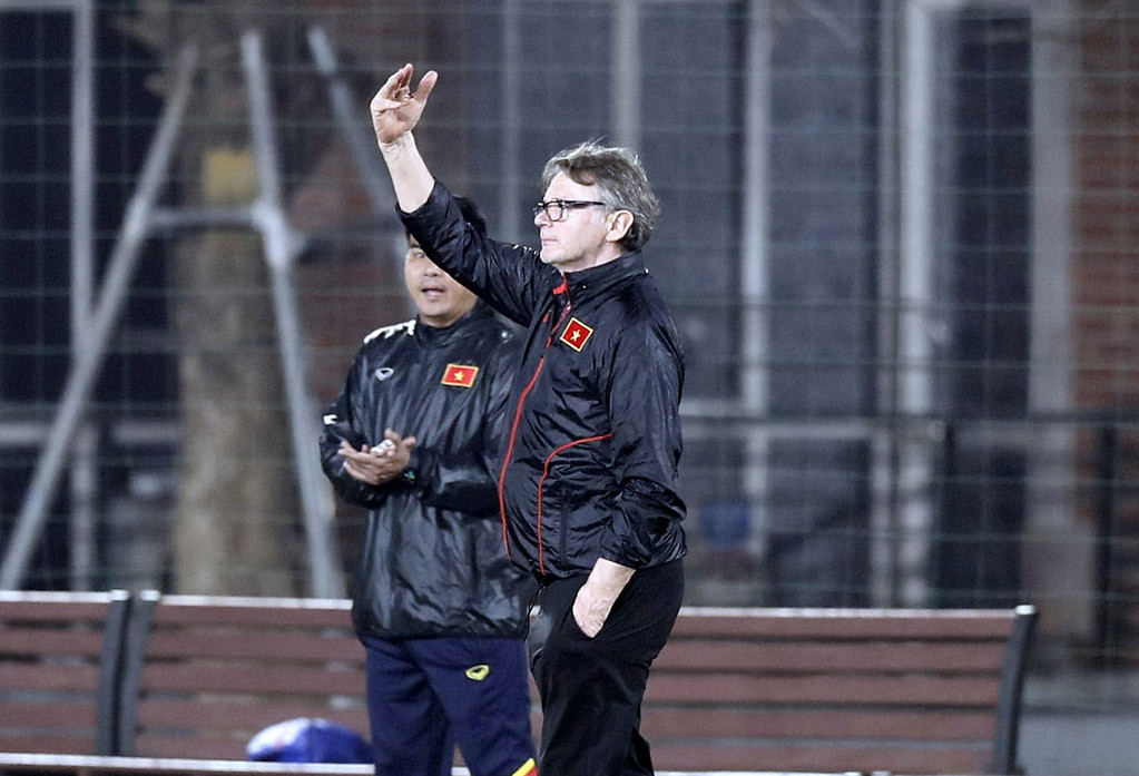 HLV Philippe Troussier mướt mồ hôi với U23 Việt Nam lúc nửa đêm