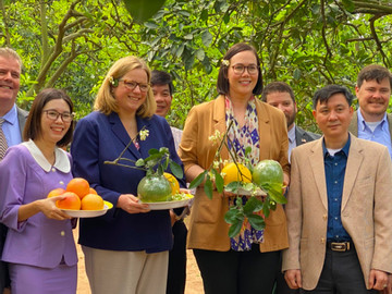 Two US trade officials sample pomelos in Hanoi