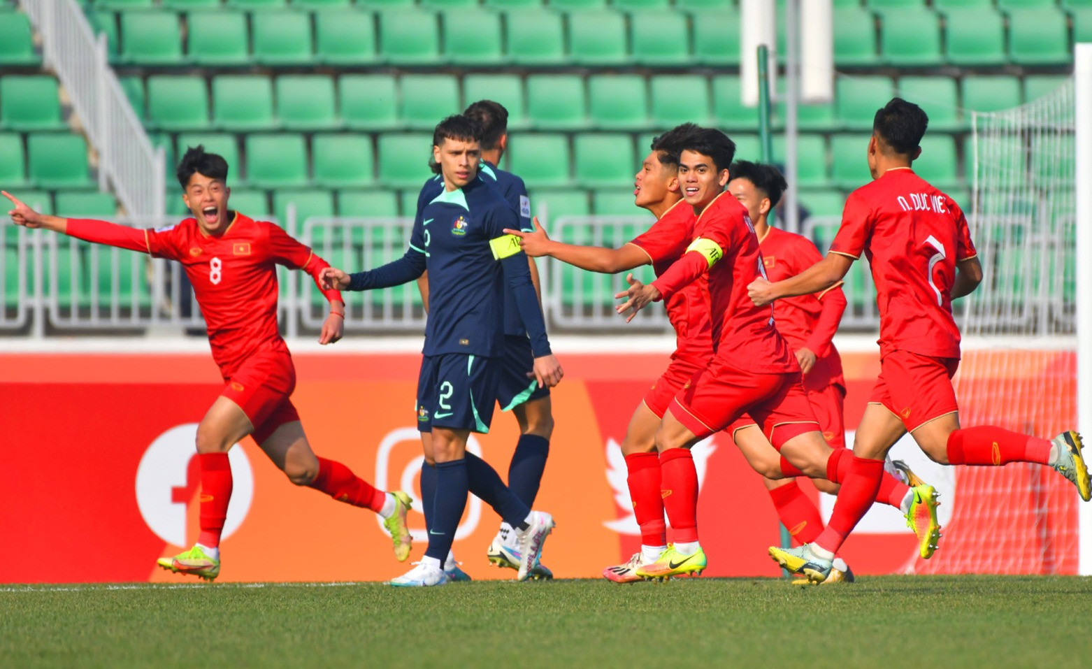 Футболисты вьетнамцы. Football in Asia. AFC u23 Uzbekistan vs Japan.