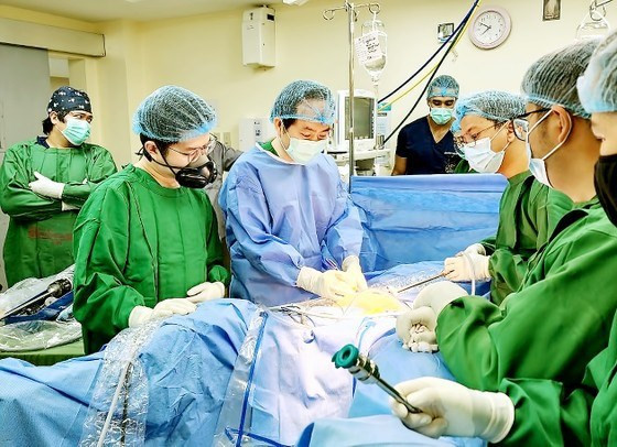 Vietnamese doctors help with robotic surgeries in Philippines hinh anh 1