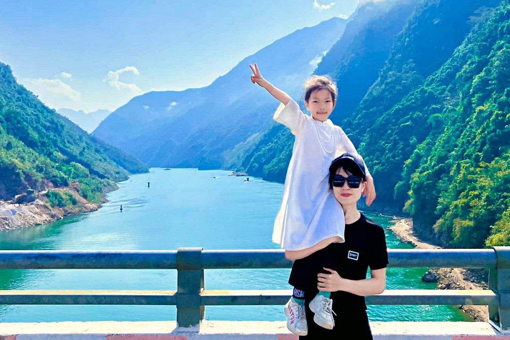 Mẹ ở Đắk Nông đưa con gái 5 tuổi phượt xe máy 5.650km chinh phục Tây Bắc