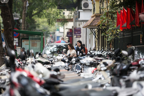 Vỉa hè Hà Nội vẫn bị lấp đầy dù đang cao điểm 'chiến dịch'