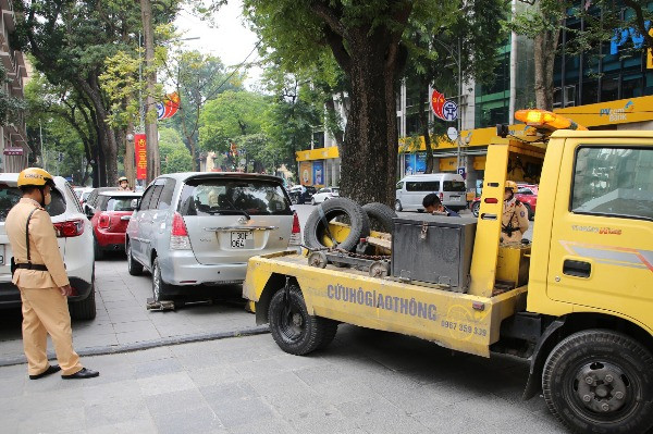 Trường hợp nào ô tô dừng, đỗ sai quy định bị cẩu kéo?