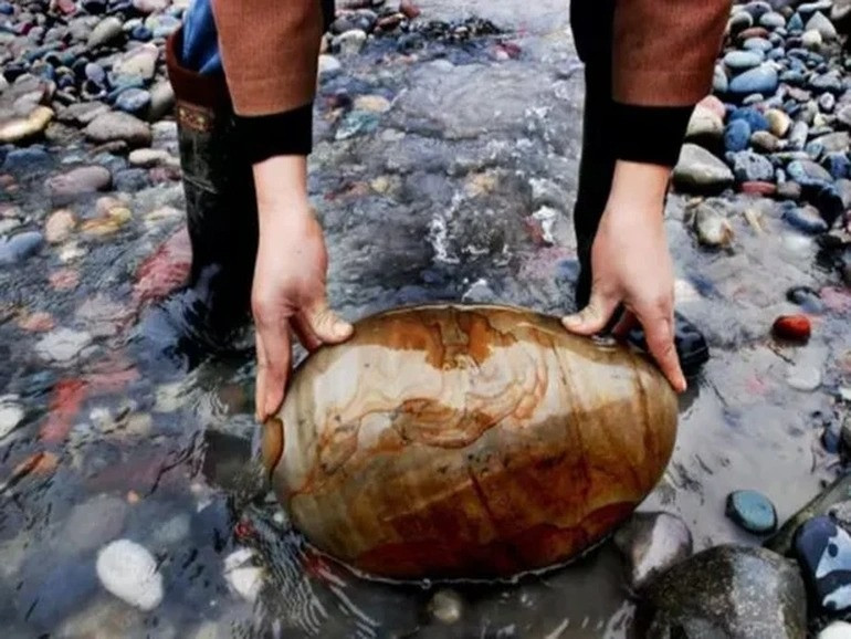 Nơi người dân bán đá nhặt dưới lòng sông có thể đổi đời, xây nhà mua xe - 1