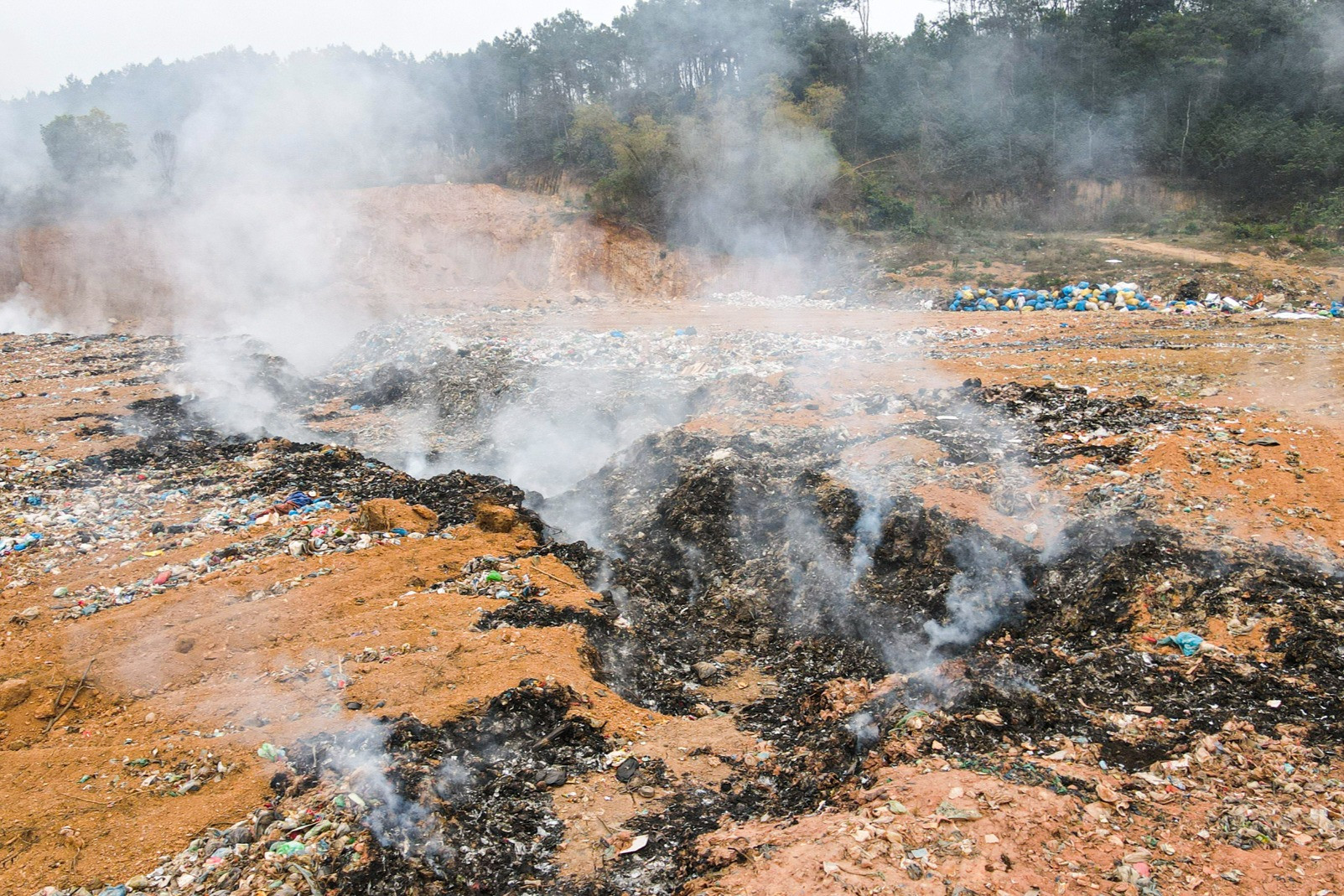 Núi rác tồn tại hàng chục năm ở Vĩnh Phúc gây ô nhiễm môi trường