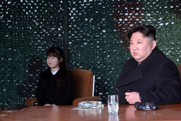 Ông Kim Jong Un giám sát tập trận cùng con gái, Triều Tiên phóng nhiều tên lửa cùng lúc