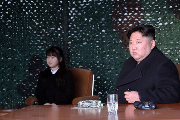 Ông Kim Jong Un giám sát tập trận cùng con gái, Triều Tiên phóng nhiều tên lửa cùng lúc