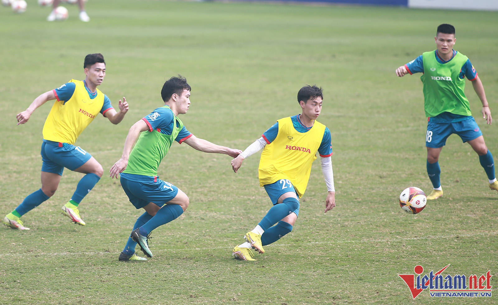Tuyển Việt Nam và U23 chạm mặt 'tóe lửa' trên sân