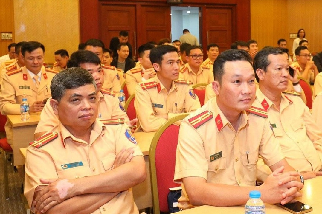 30 chiến sĩ CSGT tăng cường cho 10 trung tâm đăng kiểm ở Hà Nội