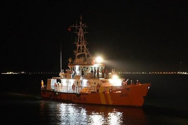 Tàu hàng chìm trên vùng biển Bình Thuận, 2 người mất tích