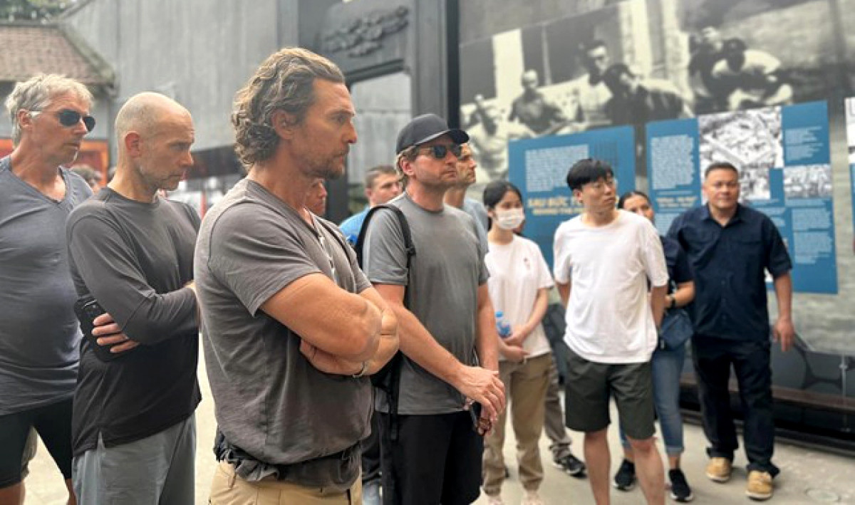 hollywood stars visit historic relic hoa lo prison in hanoi picture 1