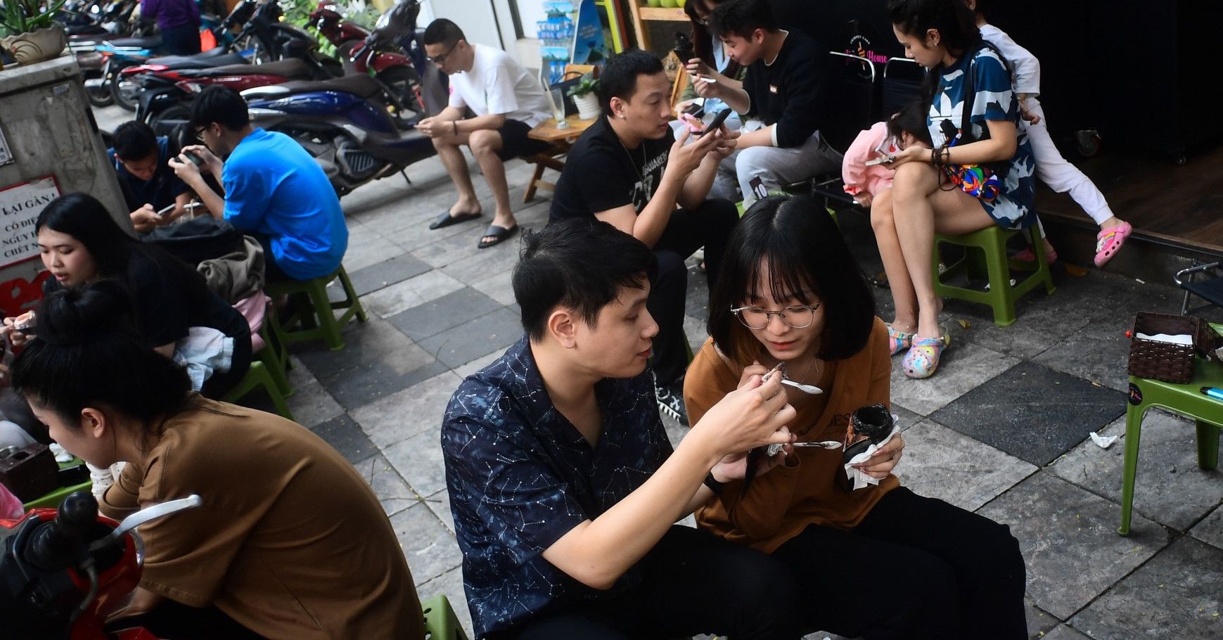 https://vietnamnet.vn/ngoi-via-he-ha-noi-an-banh-ong-khoi-hungary-dat-do-2119324.html
