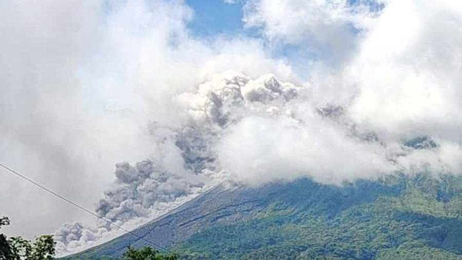Cận cảnh núi lửa Merapi ở Indonesia phun trào