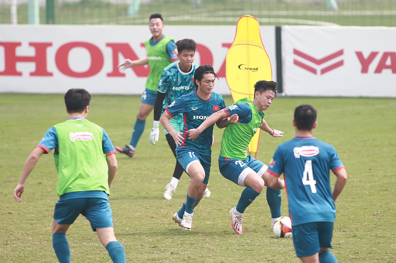 Lí do HLV Troussier yêu cầu U23 ‘tập chung, ăn chung’ cùng đàn anh tuyển Việt Nam